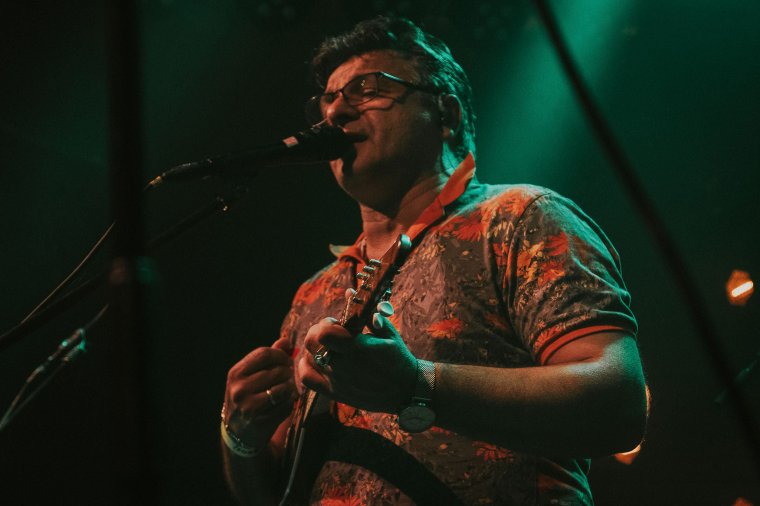 „Addig szeretnék színpadon lenni, amíg ad ez valamit nekem” – Oláh Józseffel, a Parno Graszt frontemberével beszélgettünk