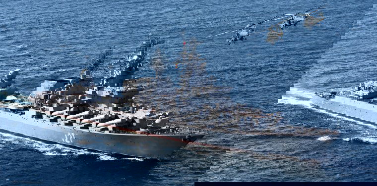 Kigyulladt és súlyos károkat szenvedett az orosz Fekete-tengeri Flotta Moszkva cirkálója