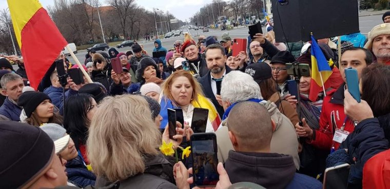 Osztódással szaporodik az AUR: Roexitet követelő és a Qanon mozgalom nevét viselő pártok bejegyzését is kérték