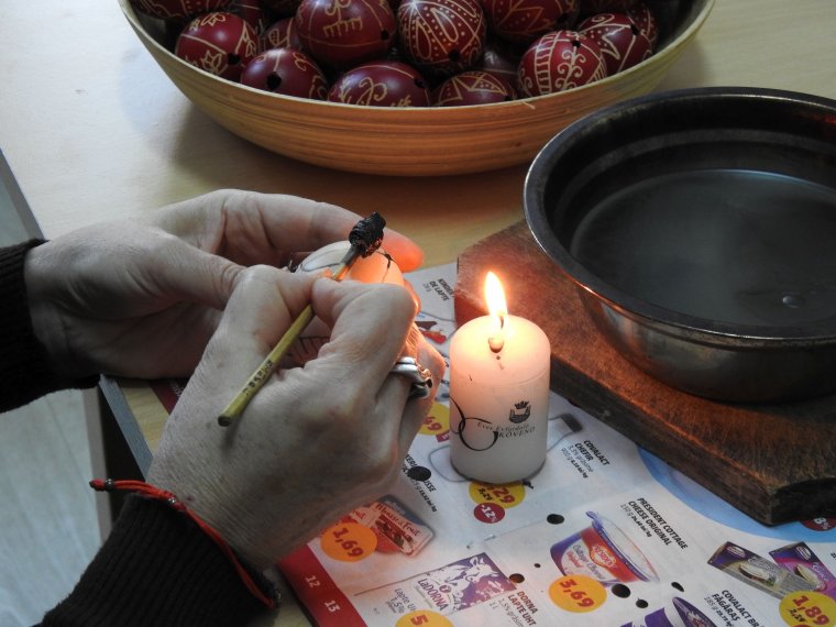 Hagyományos tojásírással készülnek a húsvétra Tordán