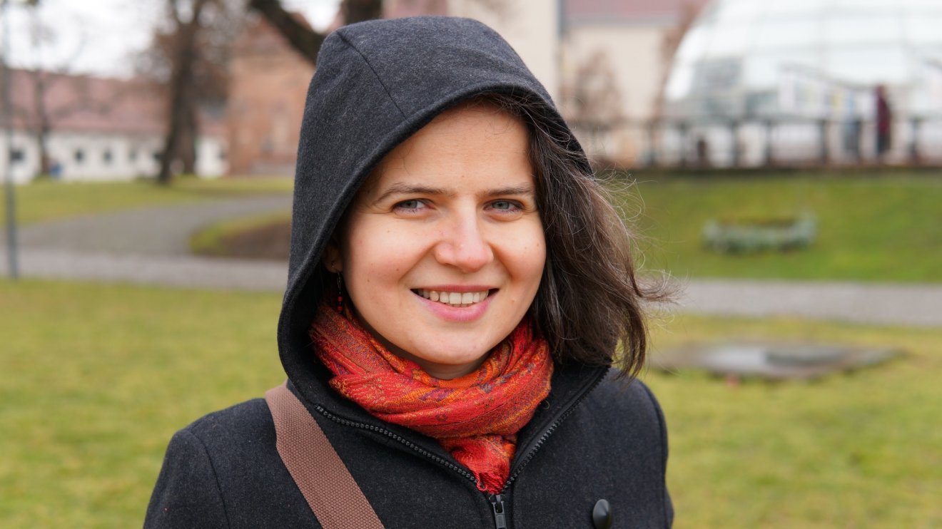 Bertóti Johanna: „az irodalmi antológia azt bizonyítja, hogy
rengeteg elfelejtett, felfedezendő része van Nagybányának” •  Fotó: Facebook