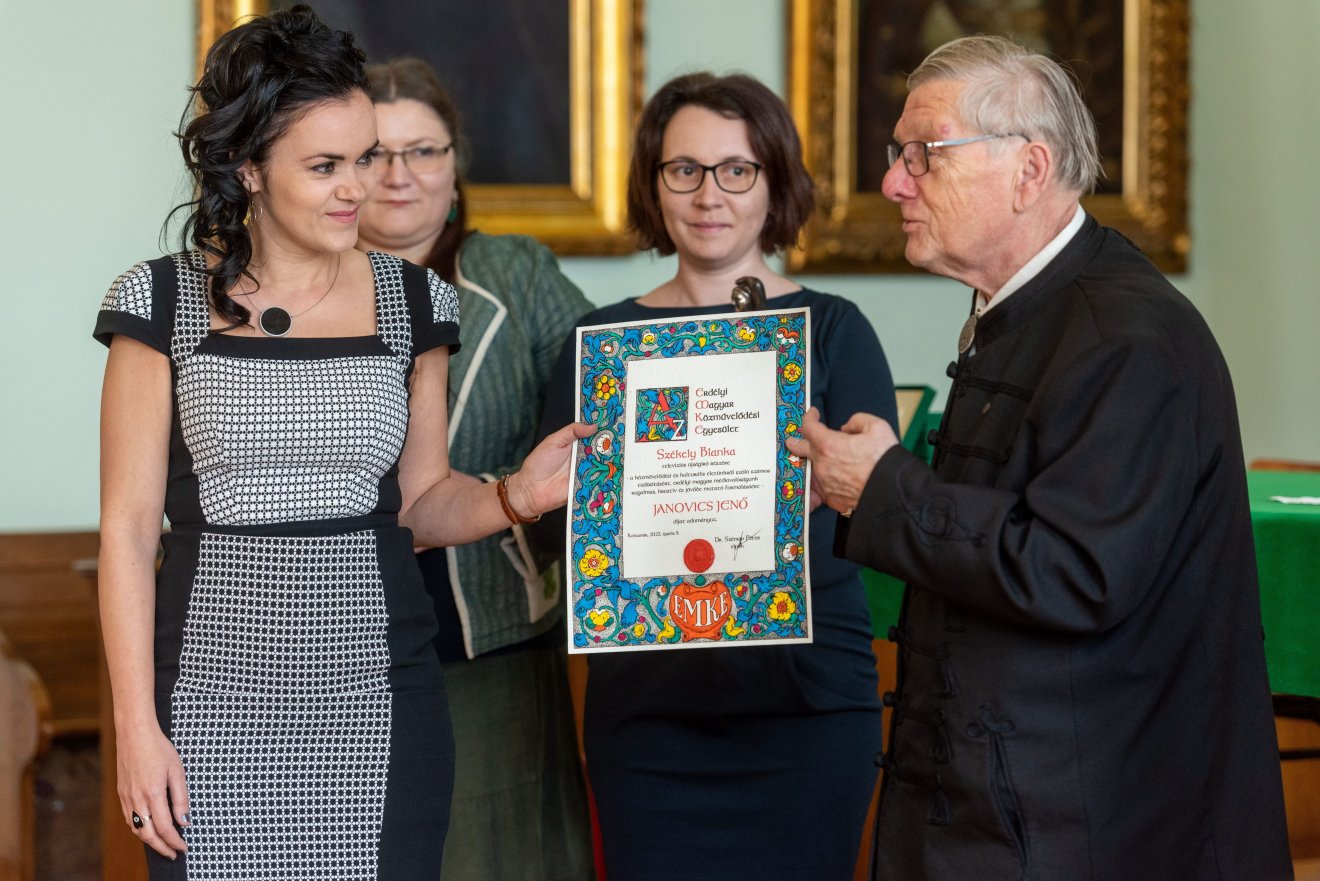 Székely Blanka televíziós újságírót (balra) az EMKE nemrég Janovics Jenő-díjjal tüntette ki • Fotó: MTI/Kiss Gábor