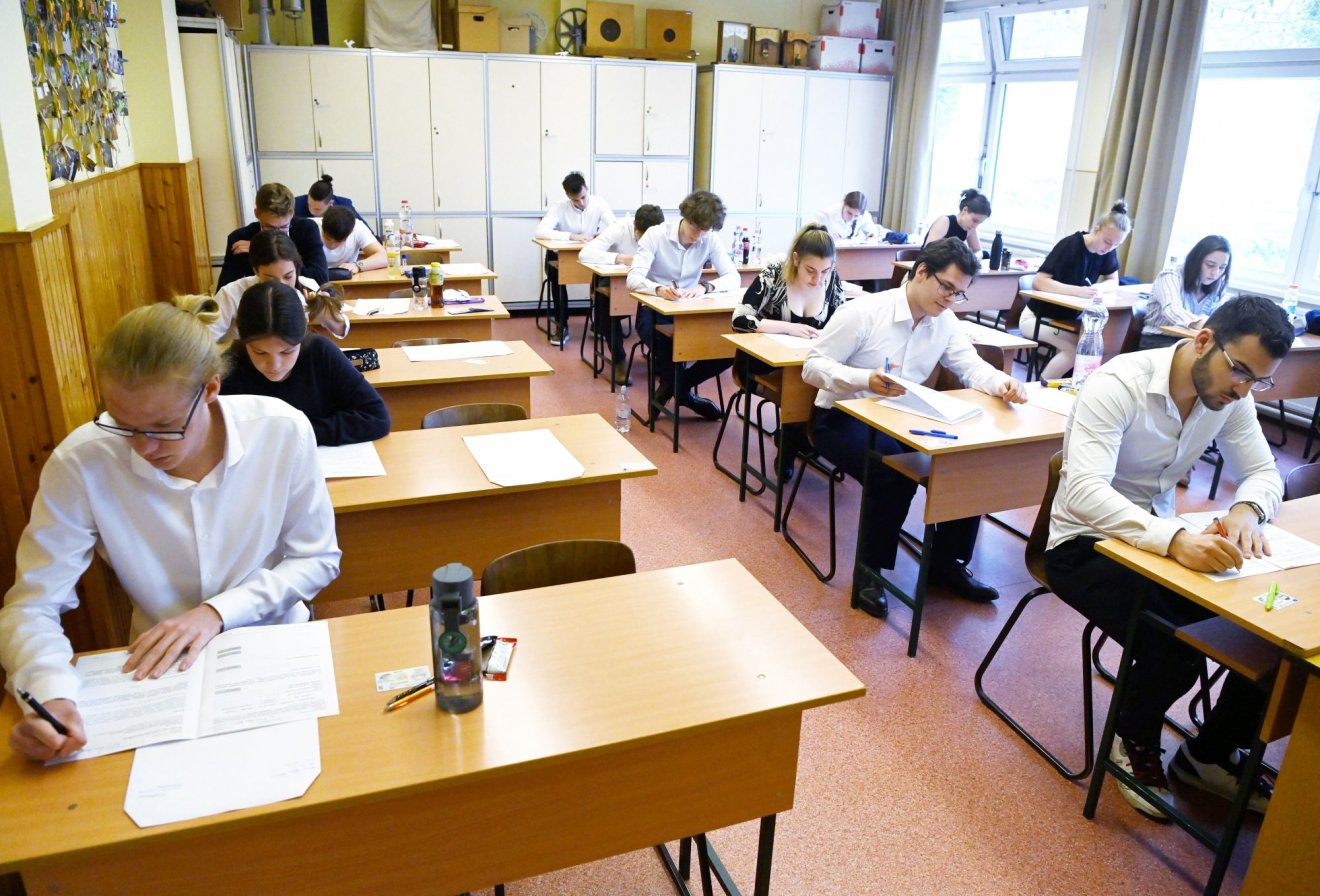 Jövő nyáron érettségizik az első olyan évfolyam, amely a többségiektől eltérő program alapján tanulta a románt (illusztráció) •  Fotó: MTI/Bruzák Noémi