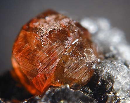 Vörös almandint és sárga grosszulárt is láthatnak az ásványtani kiállítűs látogatói •  Fotó: Wikipedia.hu