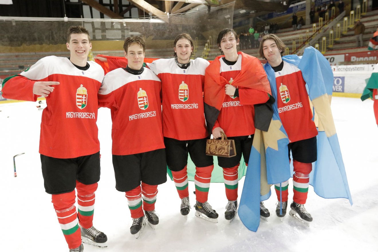 Magyarország székelyföldi fiatalokkal is felálló U18-as válogatottja vasárnap győzedelmeskedett az olaszországi Divízió 1B jelű korosztályos világbajnokságon. Jó előjel •  Fotó: Magyar Jégkorong Szövetség