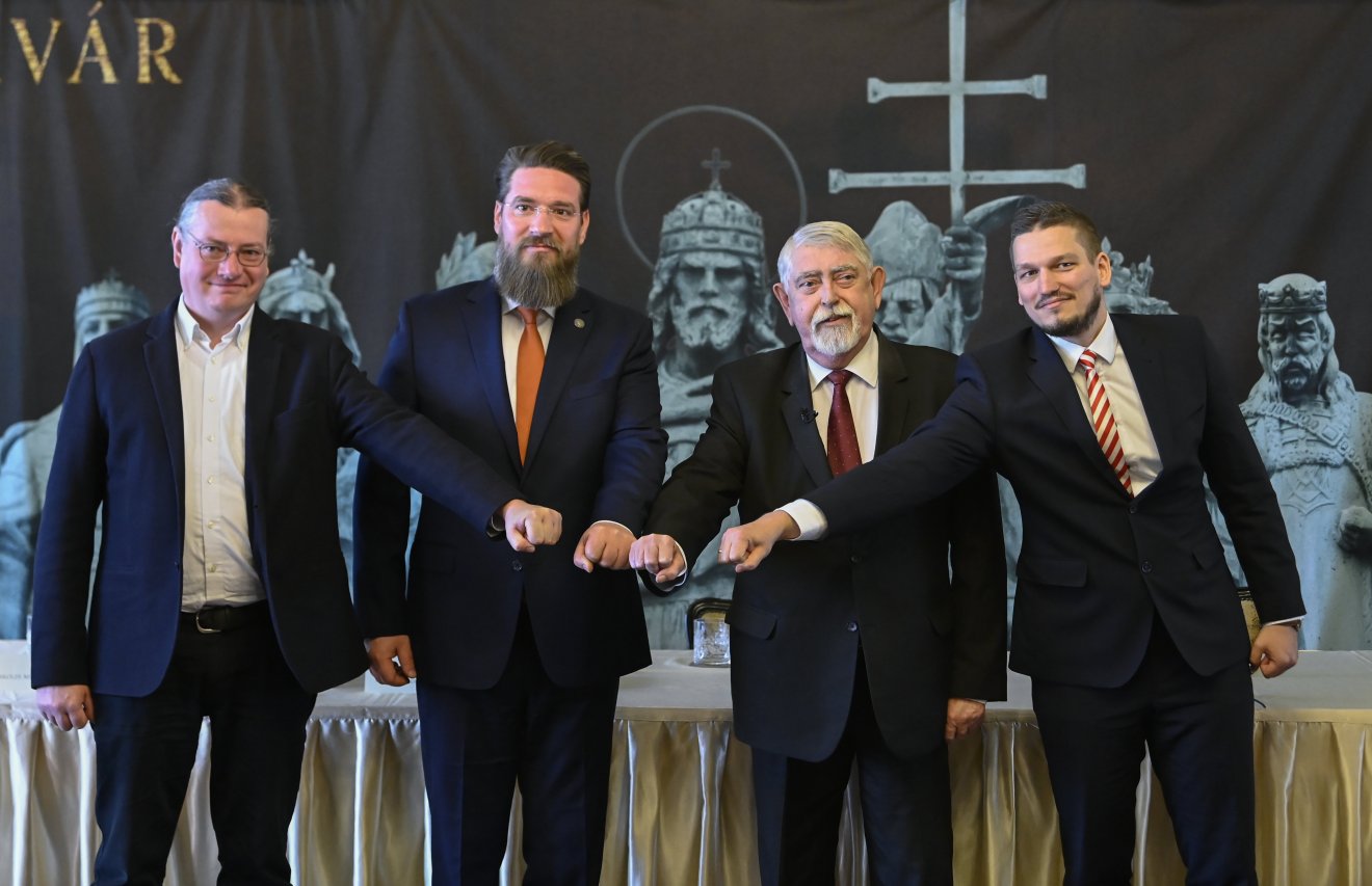 Makoldi Miklós, Horváth-Lugossy Gábor, Kásler Miklós és Neparáczki Endre a székesfehérvári osszárium ásatásainak eredményéről tartott sajtótájékoztatón •  Fotó: MTI/Kovács Tamás