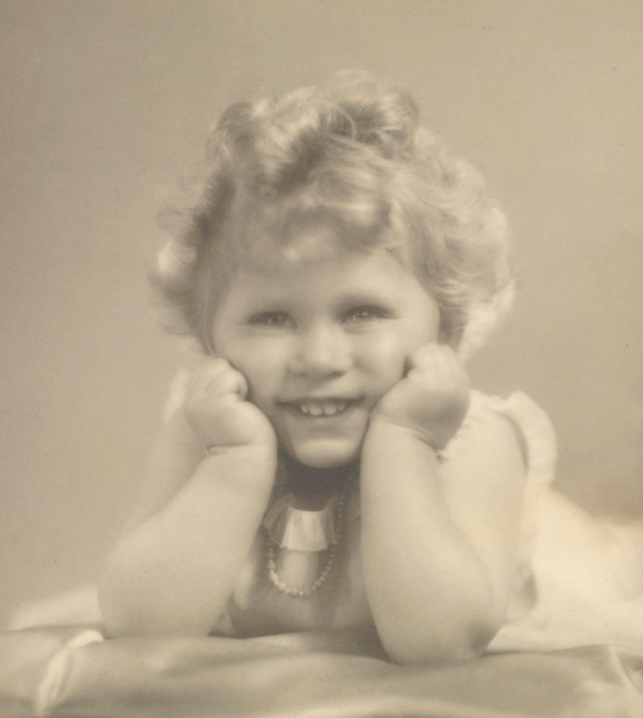 II. Erzsébet királynő kétévesen •  Fotó: Facebook/The Royal Family