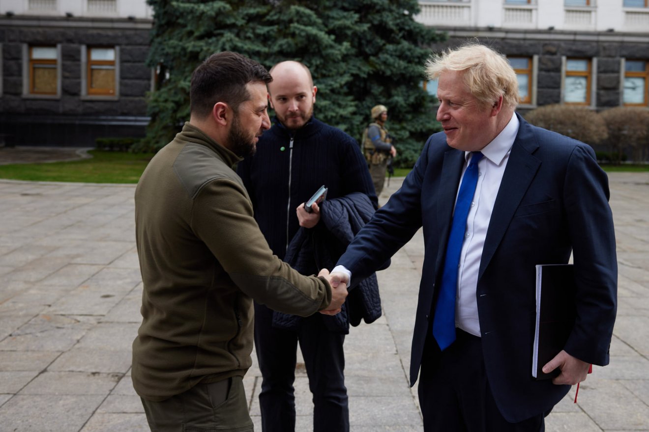 Volodimir Zelenszkij ukrán elnök fogadja a brit kormányfőt Kijevben •  Fotó: Boris Johnson/Facebook