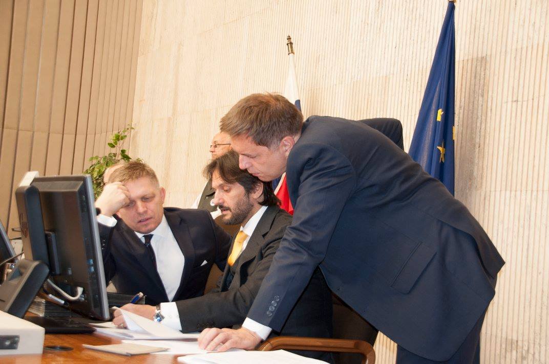 Robert Fico (balra) és volt belügyminisztere, Robert Kalinák (középen, ülve) politikai bosszúnak tartja a vádakat •  Fotó: Robert Fico/Facebook