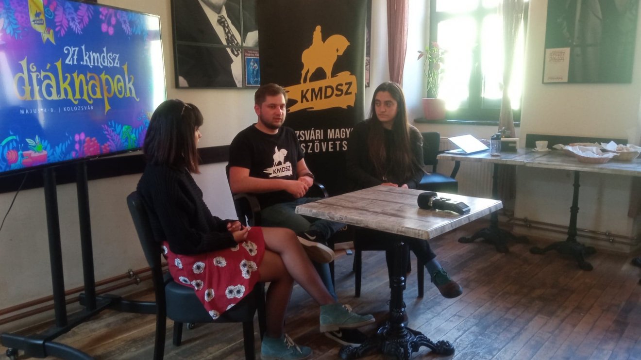 Jancsó Helén kommunikációs koordinátor, Hatos Attila KMDSZ-elnök és Ambarus-Egyed Ágnes főszervező a keddi sajtótájékoztatón •  Fotó: Simó Helga