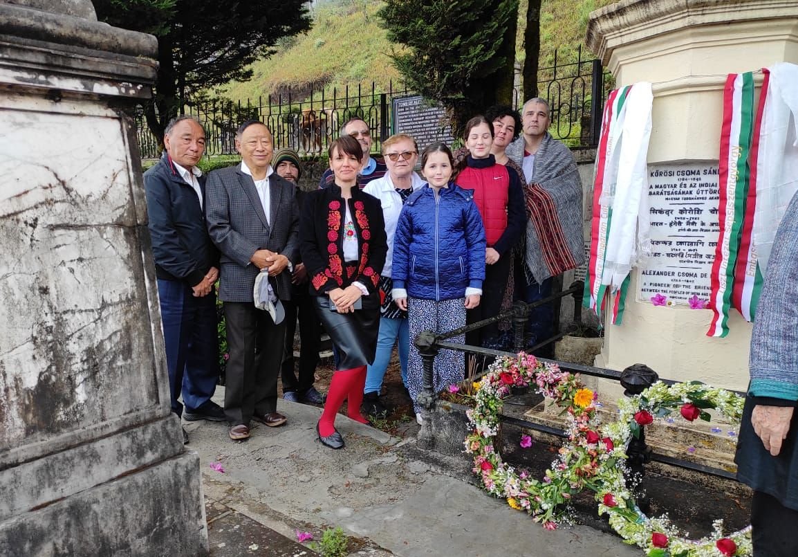 Kőrösi Csoma Sándor dardzsilingi sírjánál buddhista szertartás keretében emlékeztek meg a nyelvtudósról a hét végén •  Fotó: Liszt Intézet Delhi
