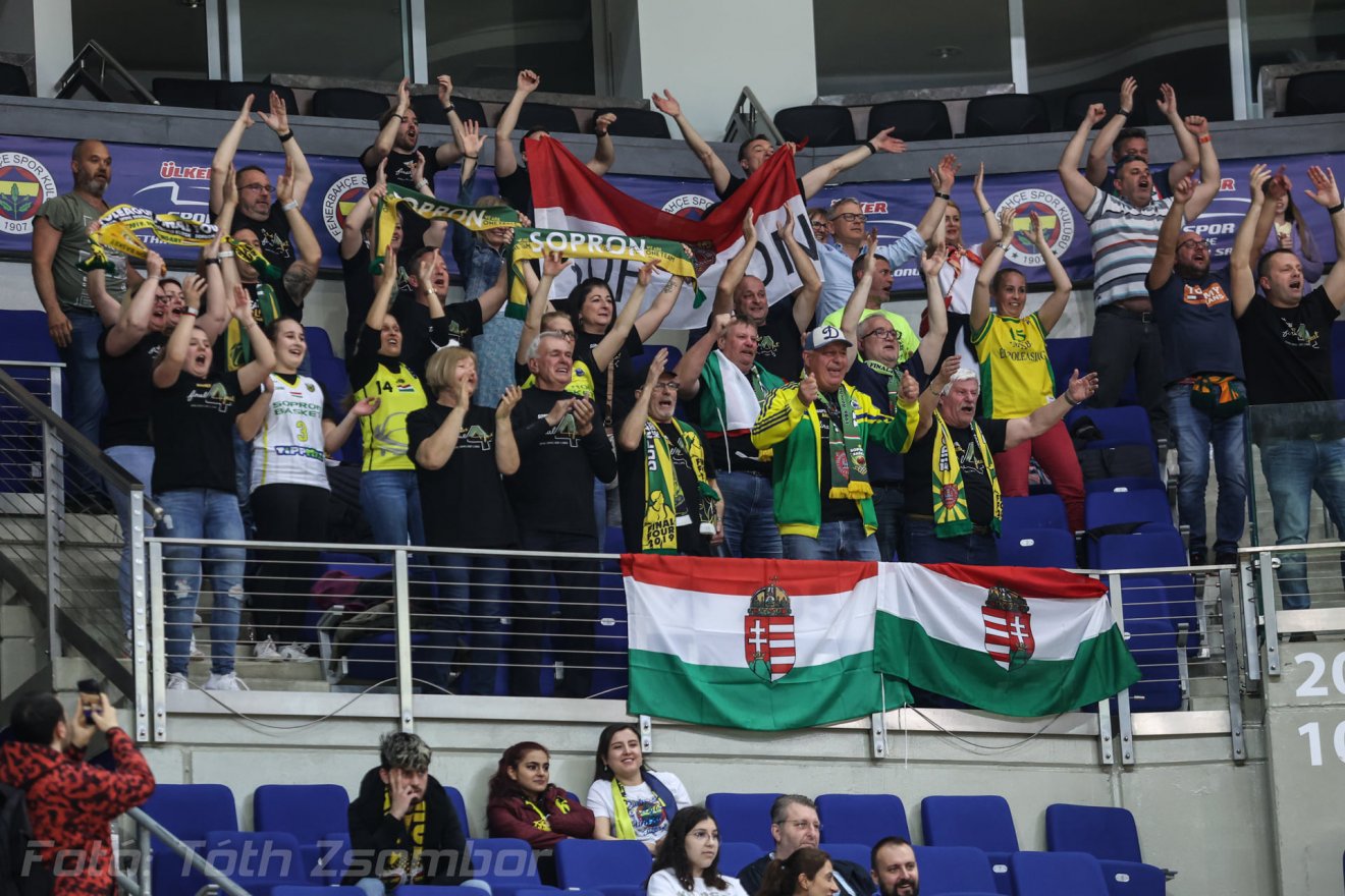 Mintegy negyven soproni szurkoló buzdította kedvenc csapatát Isztambulban •  Fotó: Tóth Zsombor/Sopron Basket