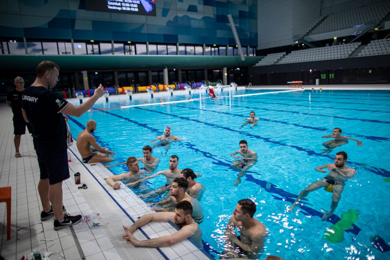 Pozitív lett Märcz Tamás szövetségi kapitány (a parton) koronavírustesztje •  Fotó: Waterpolo.hu