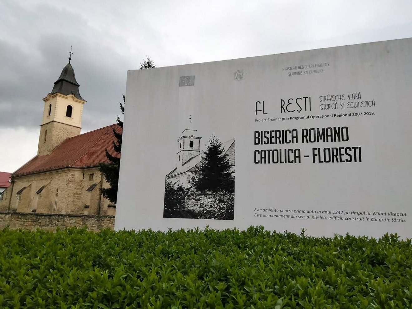 A szászfenesi római katolikus templom az évekig ott álló táblával •  Fotó: Cluj24.ro