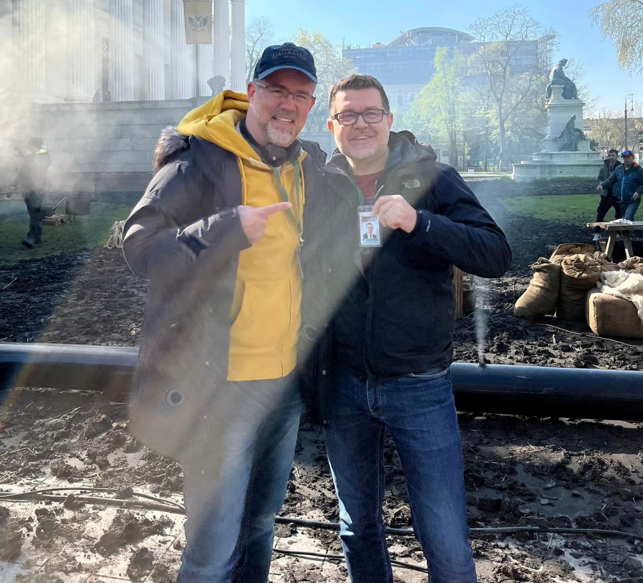 Lóth Balázs filmrendező és Kis-Szabó Márk forgatókönyvíró a Most vagy soha! forgatásán • Fotó: Facebook/Balazs Loth