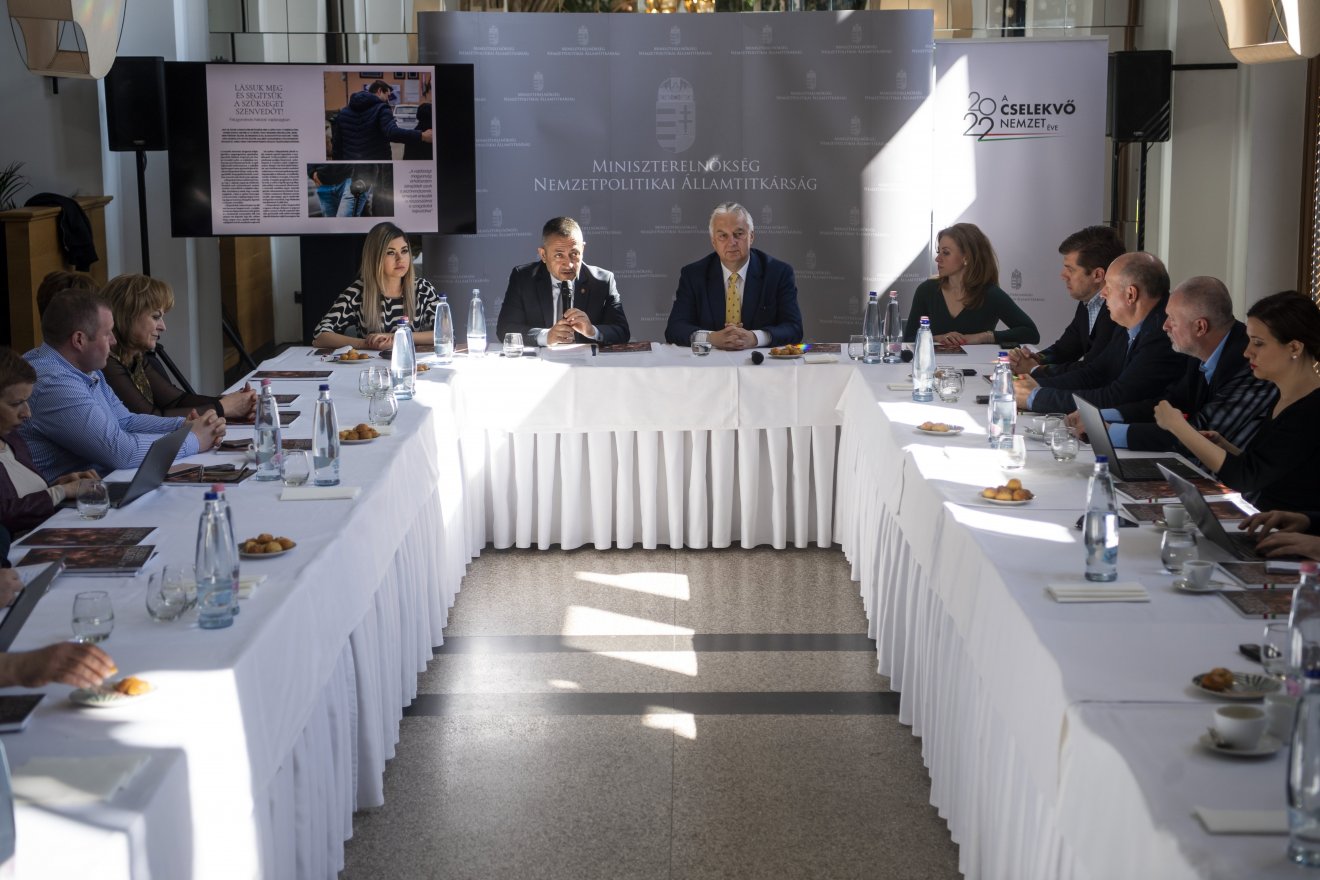 Semjén Zsolt miniszterelnök-helyettes és Potápi Árpád János nemzetpolitikai államtitkár (középen, j-b) a Cselekvő nemzet - Az újraegyesítés erőforrásai 2010-2022 című könyv bemutatóján • Fotó: MTI/Balogh Zoltán