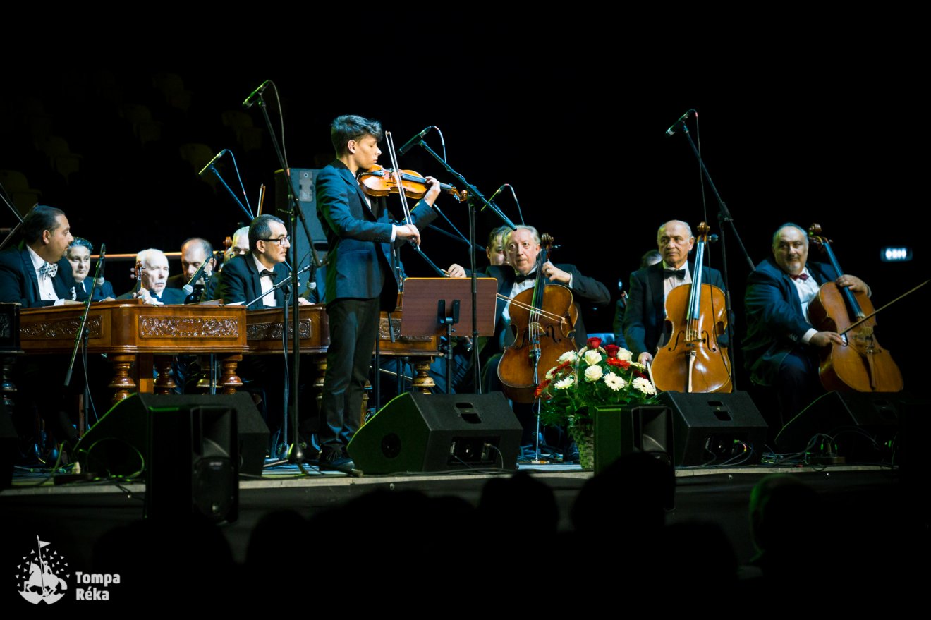 Furus Ábel művészetis diák Pablo de Sarasate darabját adta elő •  Fotó: Szent György Napok / facebook