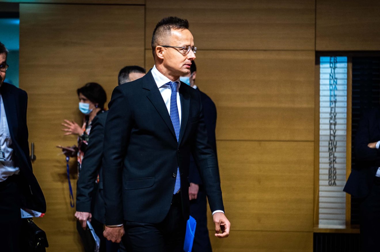 Szijjártó: Magyarország kitart azon álláspontja mellett is, hogy nem szállít fegyvereket, és nem engedi át területén más országok fegyverszállítmányait közvetlenül Ukrajnába •  Fotó: Facebook/ Szijjártó Péter