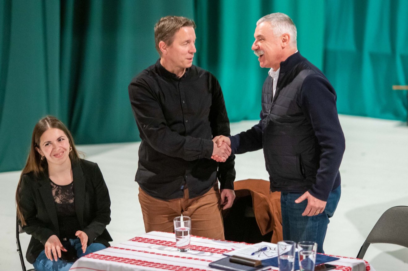 Tamás Sándor tanácselnök (jobbra) gratulál az új igazgatónak •  Fotó: Kocsis B. János/Kovászna Megye Tanácsa