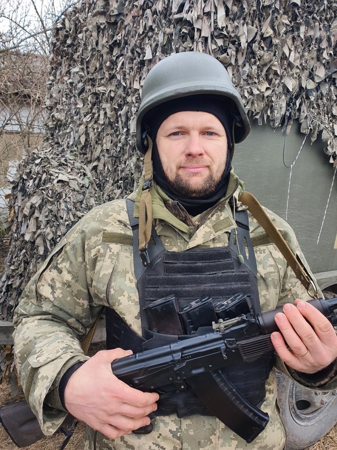 Traski Viktor fegyverrel a kezében a kelet-ukrajnai fronton • Fotó: Pravda.com.ua