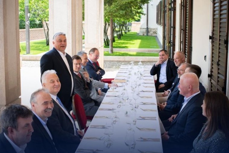 Orbán Viktor „keretet hirdetett”: visszatérők és újoncok is vannak az új magyar kormányban