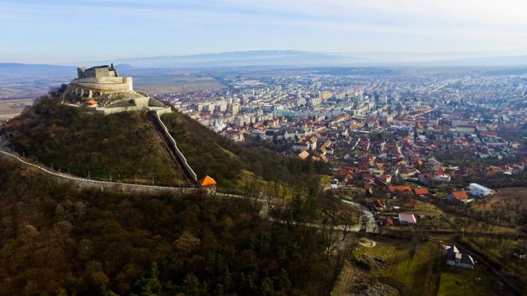 Neonáci jelképeket, román és magyar nyelvű trágárságokat festettek a járdára Déván, büntetőeljárás indult (VIDEÓ)