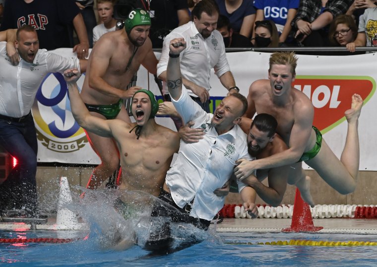 Bajnoki arannyal ajándékozták meg szívműtétje után visszatért edzőjüket a Ferencváros vízilabdázói