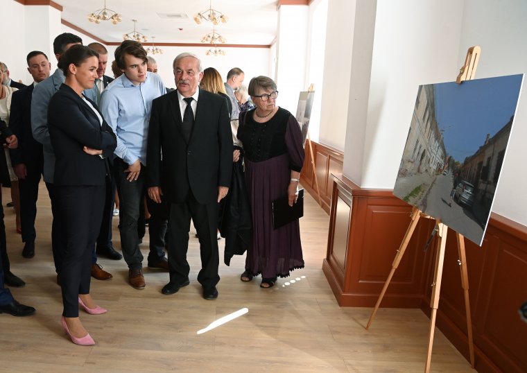 Emléktáblát avatott és felkereste a Bethlen-kollégiumot a magyar államfő Nagyenyeden