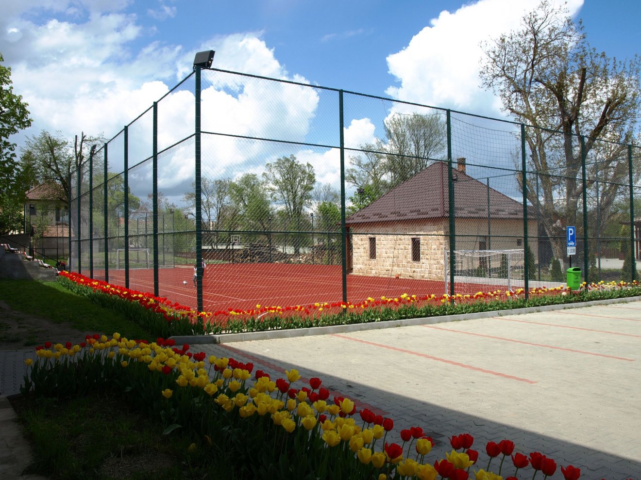 A kalotaszegi nagyközség uszodával, korszerű sportpályával is rendelkezik •  Fotó: Makkay József