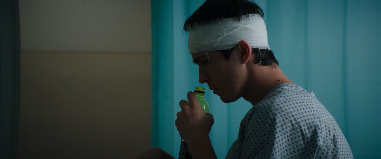 A székelyudvarhelyi származású Bálint Előd játssza a Zanox – Kockázatok és mellékhatások című film főszerepét •  Fotó: Jelenet a Zanox – kockázatok és mellékhatások című filmből