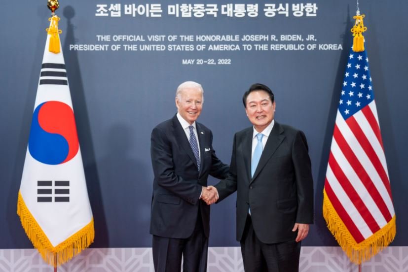 A dél-koreai elnökkel tartott közös sajtótájékoztatón Biden azt mondta, hogy csak abban az esetben hajlandó személyesen találkozni Kim Dzsong Unnal, ha az észak-koreai vezető őszinte és komoly lesz •  Fotó: Twitter/ Joe Biden