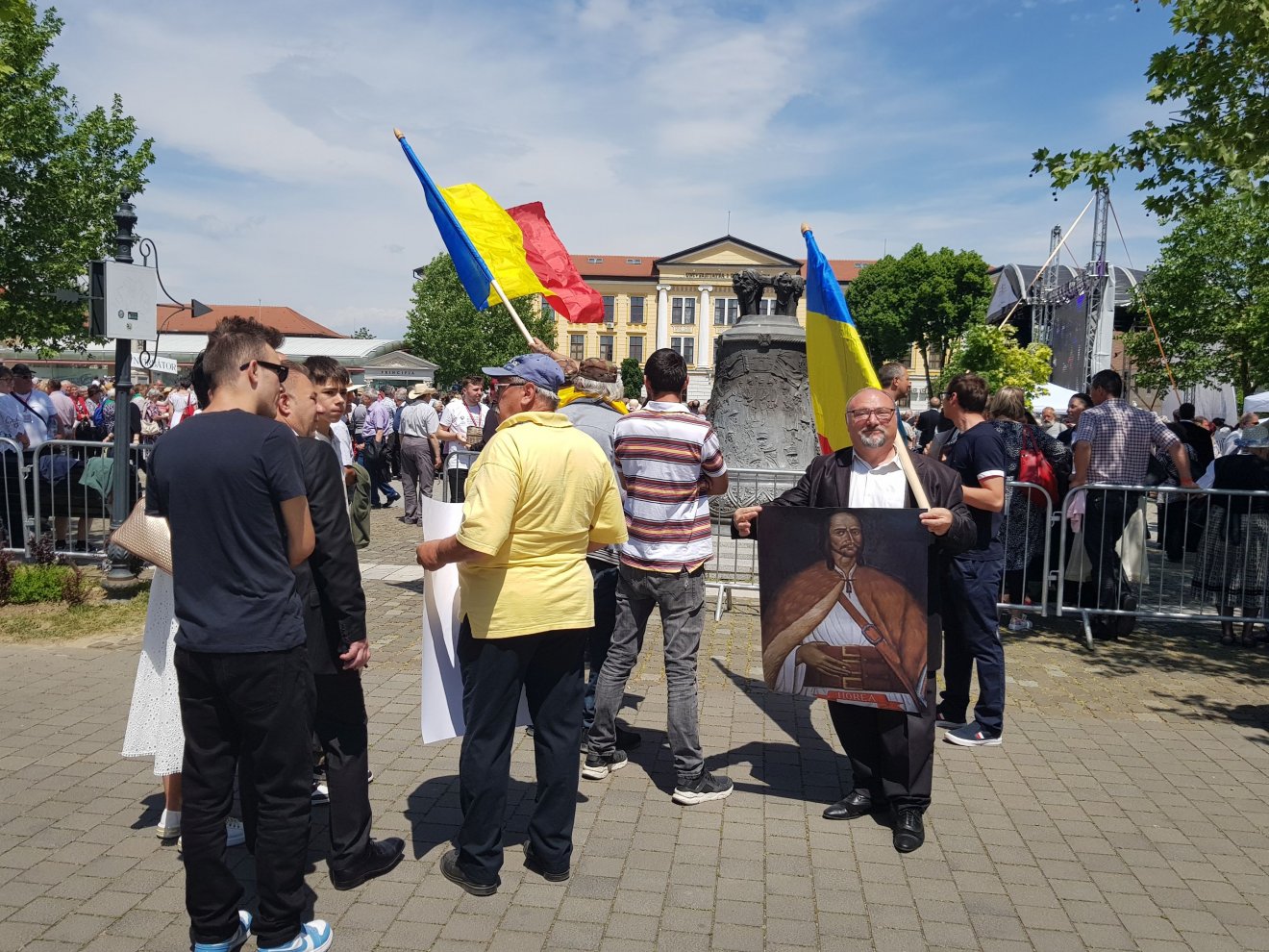 Néhány román vadnacionalistának nem volt ínyére, hogy nem Avram Iancunak állítottak szobrot Gyulafehérváron •  Fotó: Rostás Szabolcs