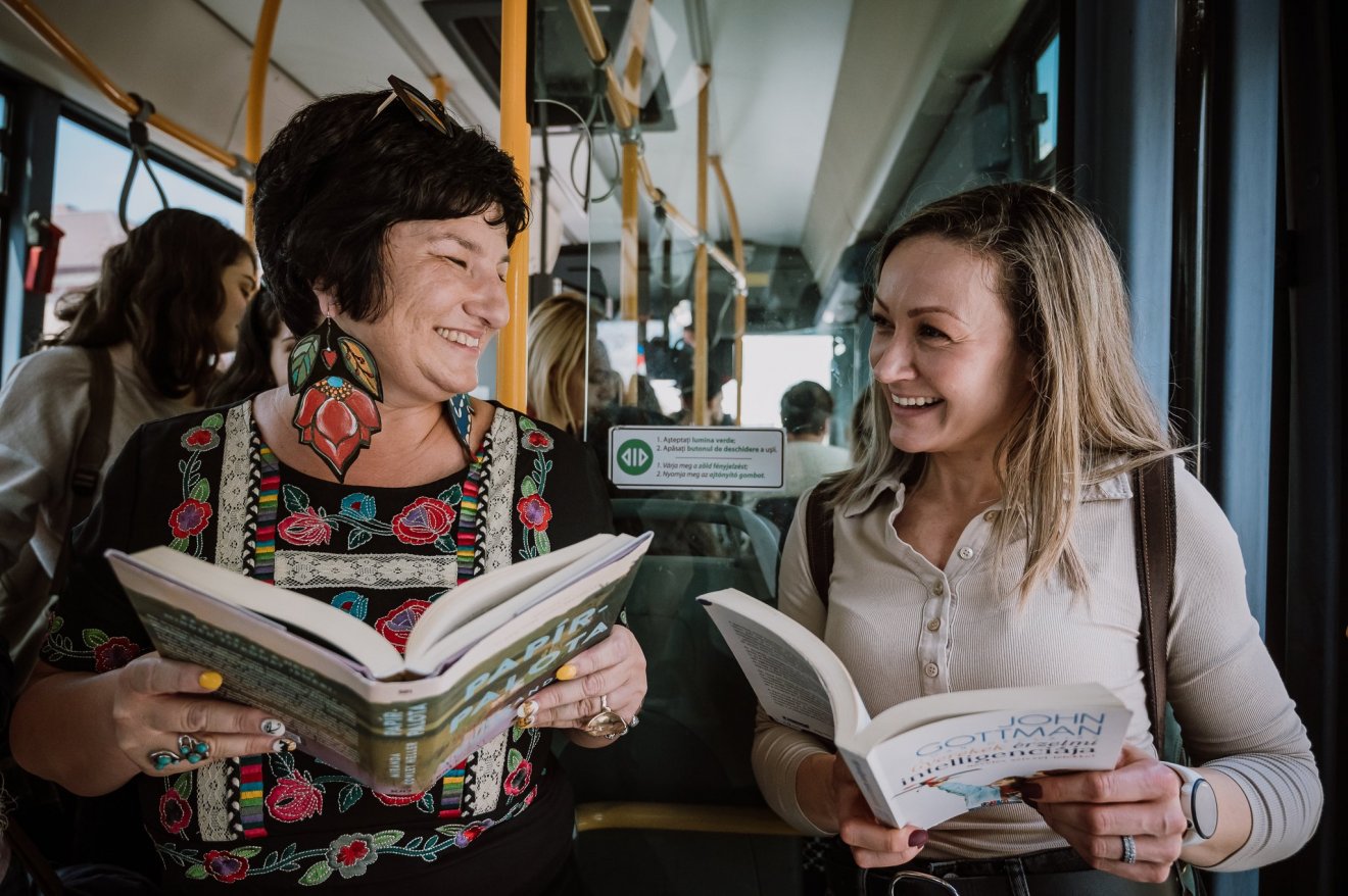 Kádár Annamária és Bota Melinda. A két főszervező és kicsiny önkéntes csapatuk buszos olvasással népszerűsítette az olvasást és a debütáló rendezvényt •  Fotó: Bereczky Sándor/KULT Alternatív Kulturális Fesztivál