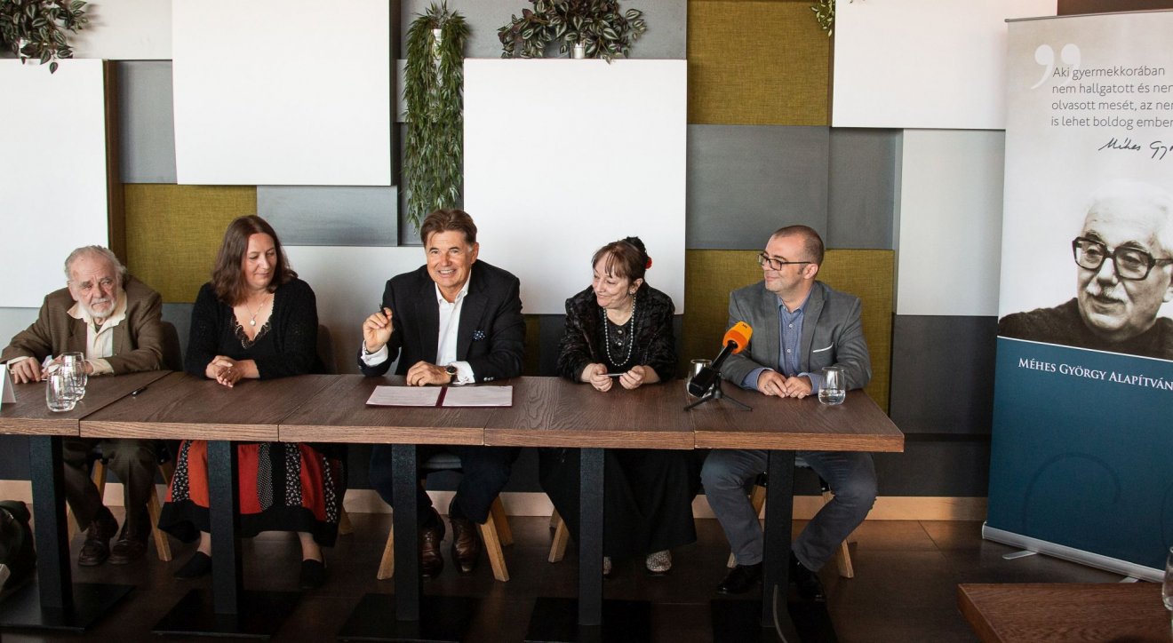 Nagy Elek, Méhes György fia (k), Sárkány-Nagy Erzsébet örökös (j2), Nagy Koppány Zsolt író (j), Erős Kinga Andrea, a Magyar Írószövetség elnöke (b2) és Láng Gusztáv irodalomtörténész (b) •  Fotó: MTI/Méhes György Alapítvány