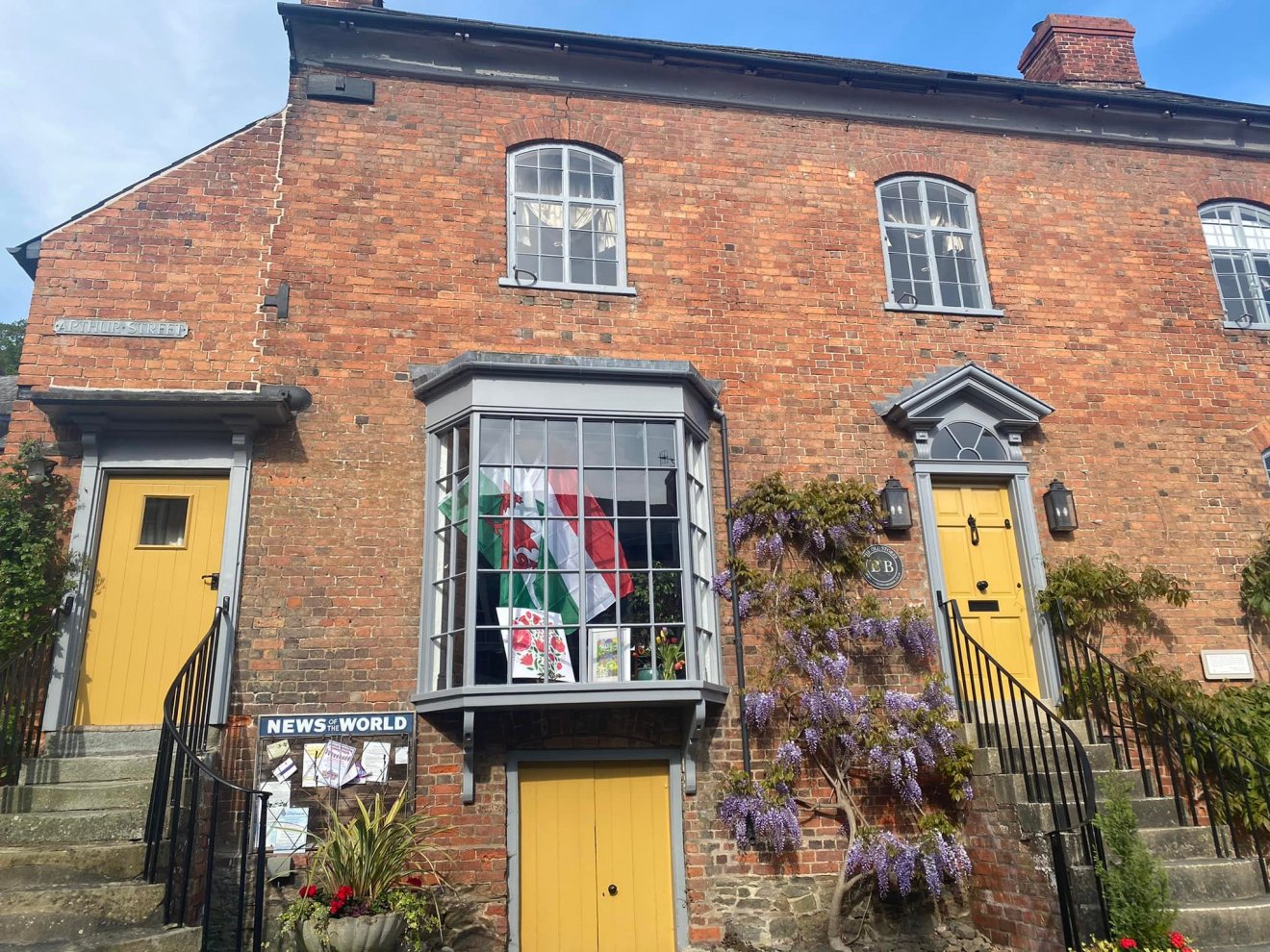 Az ünnepségre a walesi kisvárost magyar lobogókkal díszítették fel •  Fotó: Facebook/Magyarország Londoni Nagykövetsége