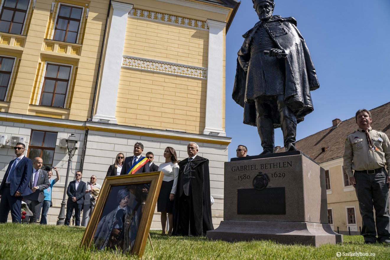Novák Katalin május 21-én Gyulafehérváron, a Református Egység Napján. A háromnapos ünnepségsorozat fénypontjaként Erdély egykori fejedelmi fővárosában felavatták Bethlen Gábor fejedelem egész alakos szobrát. •  Fotó: Haáz Vince