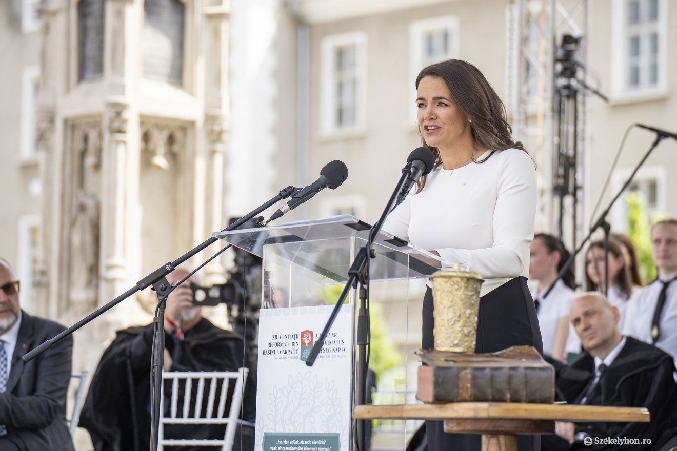 Novák Katalin Gyulafehérváron elmondta, köszönet illeti azokat, akik értik, megértik, hogy az erdélyi magyar közösségek szülőföldön maradása, a Magyarország határain kívül gyökeret eresztett magyar közösségek gyarapodása olyan közös érték és érdek, amely soha mások ellen nem szól. •  Fotó: Haáz Vince