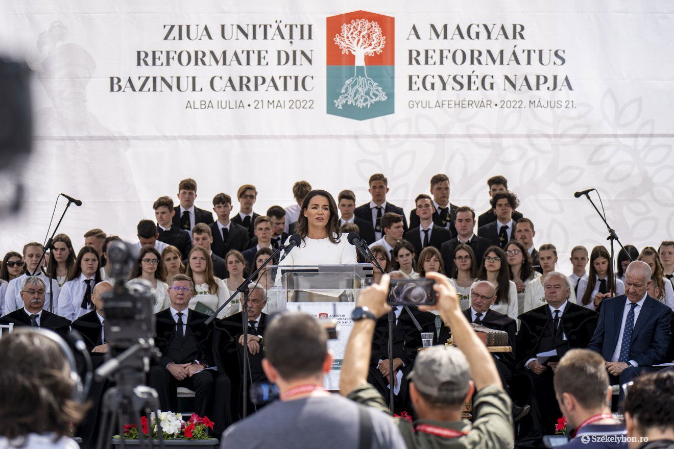 Novák Katalin államfő beszédet mond a Református Egység Napján Gyulafehérváron, mögötte a rendezvénysorozat molinója •  Fotó: Haáz Vince