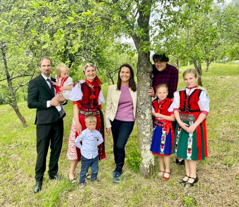 Novák Katalin és fia, Ádám Pap Ákos református lelkész és családja társaságában a magyarvalkói templomkertben •  Fotó: Facebook/Novák Katalin