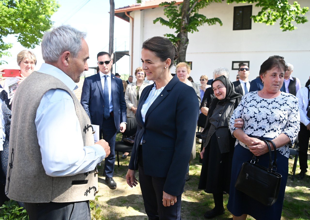 Az államfő egy helyi férfivel beszélget Magyarlapádon •  Fotó: MTI/Bruzák Noémi