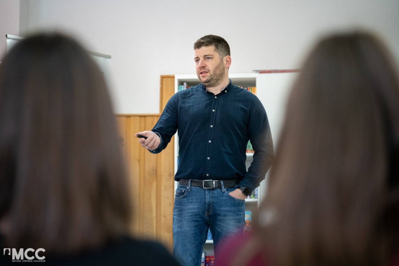 Pöltl Ákos magyarországi szakértő arra hívja fel a figyelmet, hogy a felnőtteknek naprakész információval kell rendelkezniük a digitális világot illetően •  Fotó: Mathias Corvinus Collegium/ Facebook