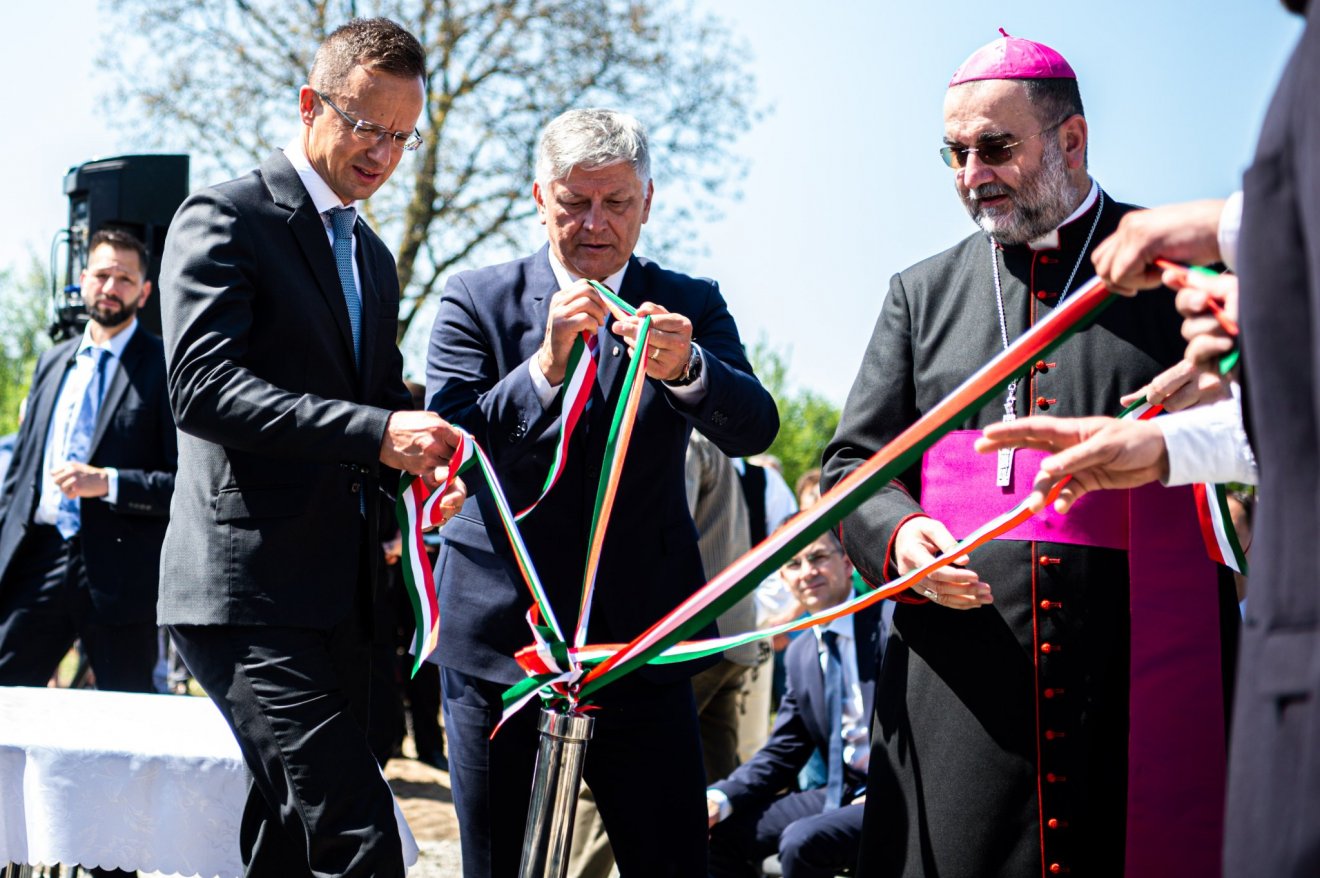 Szijjártó Péter külügyminiszter, Grezsa István miniszteri biztos és Kovács Gergely gyulafehérvári római katolikus érsek az alapkőletételkor •  Fotó: Facebook/Szijjártó Péter