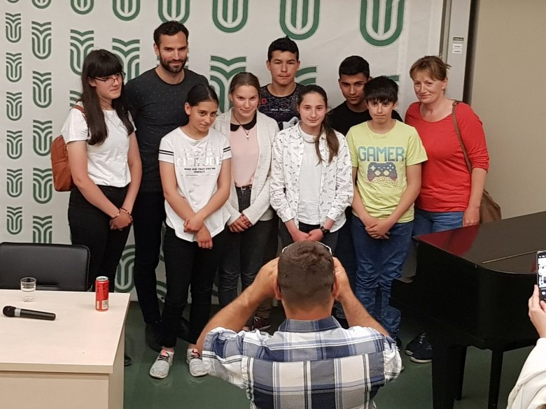 Csoportkép. A Sapientia Egyetemen tartott közönségtalálkozó alkalmával sokan fotózkodtak az olimpiai bajnokkal •  Fotó: Rostás Szabolcs