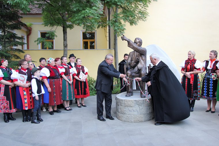 Az élővé varázsolt Kós Károly-szobor – beszélgetés dr. Farkas Ádám budapesti szobrászművésszel kolozsvári alkotásáról