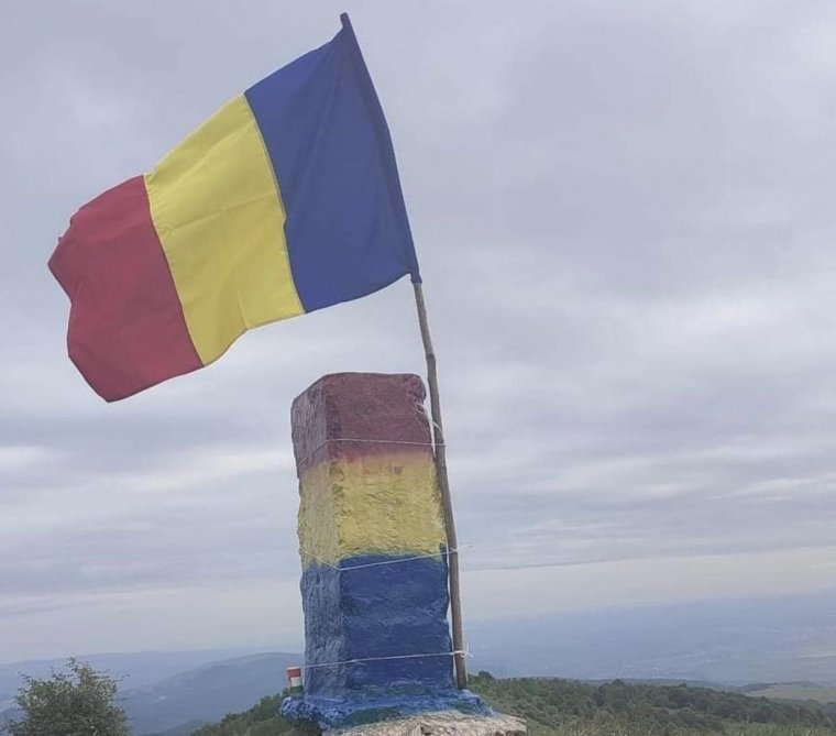 Novák Katalin „nyomában” az AUR: román színekre festették a Székelykő csúcsjelző kövét