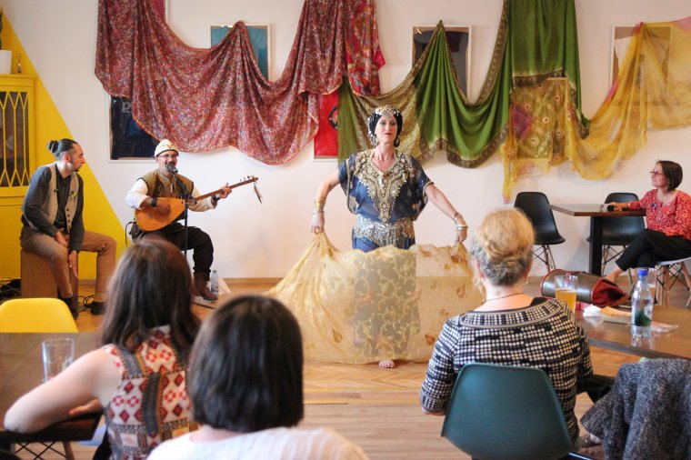 Az Ezeregyéjszakán túl: felnőtteknek szóló mesekocsma „repített” Keletre Kolozsváron