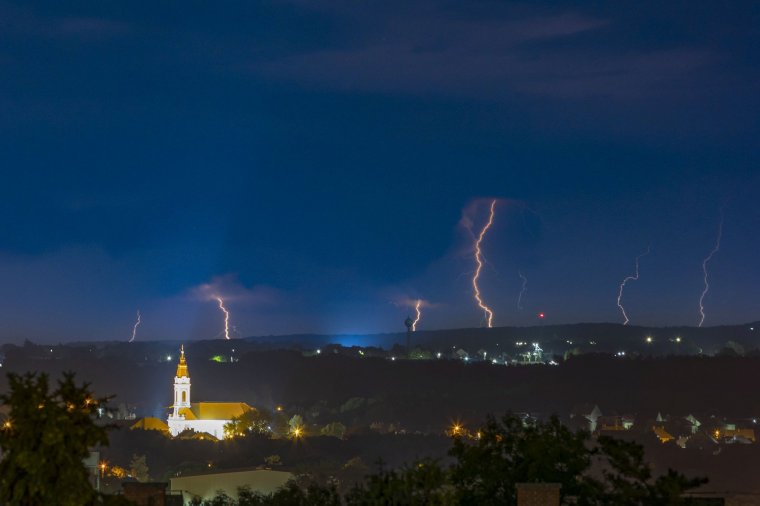Felhőszakadásra, villámlásra, megerősödő szélre és jégesőre figyelmeztetnek Erdélyben