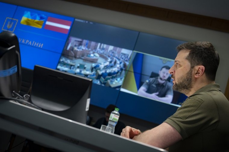 Az oroszokkal való „flörtöléssel” vádolja a nagyhatalmakat az ukrán elnök