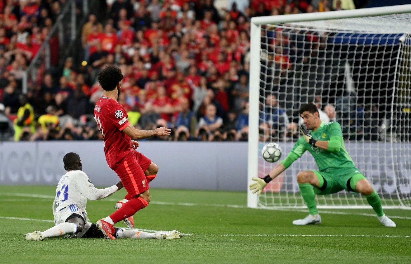 Szalah és a Liverpool (vörös mez) visszavághat a spanyoloknak a májusi fináléban elszenvedett vereségért •  Fotó: UEFA