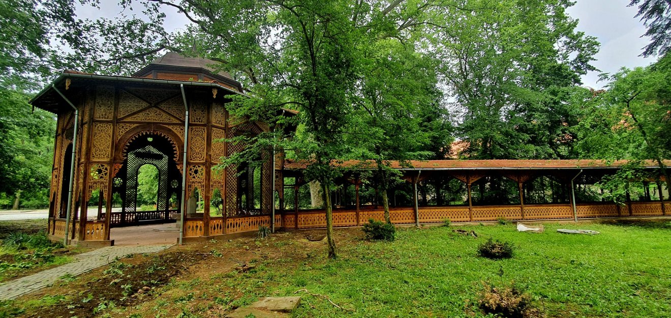 Buziásfürdő fő látványossága a központi gyógypark és a benne található kolonnád (fedett sétány) •  Fotó: Farkas Emőd/Facebook